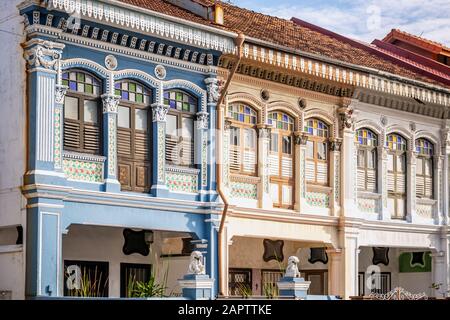 Farbenfrohe Peranakan-Häuser. Das Wort Peranakan verwendete die Einheimischen, um ausländische Einwanderer anzusprechen, die Familien in Singapur, Singapur, niedergelassen haben Stockfoto