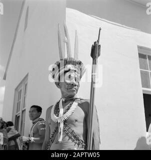 Niederländische Antillen und Suriname zur Zeit des königlichen Besuchs von Königin Juliana und Prinz Bernhard im Jahr 1955 Indianermann Datum: 1. Oktober 1955 Ort: Suriname Schlüsselwörter: Indianer, amerikanische Ureinwohner Stockfoto