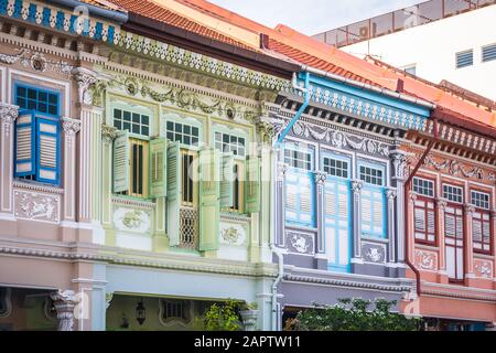 Farbenfrohe Peranakan-Häuser. Das Wort Peranakan verwendete die Einheimischen, um ausländische Einwanderer anzusprechen, die Familien in Singapur, Singapur, niedergelassen haben Stockfoto