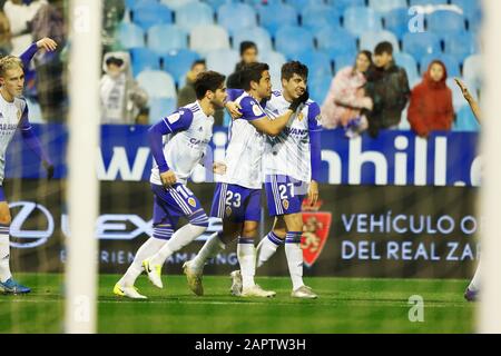 Zaragoza, Spanien. Januar 2020. Shinji Kagawa (Zaragoza) Fußball/Fußball: Kagawa feiert mit Teamspielern nach Alex Blancos Tor während des spanischen "Copa del Rey"-Spiels zwischen Real Zaragoza 3-1 RCD Mallorca im Estadio La Romareda in Zaragoza, Spanien. Credit: Mutsu Kawamori/AFLO/Alamy Live News Stockfoto