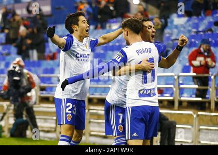 Zaragoza, Spanien. Januar 2020. (L-R) Shinji Kagawa, Miguel Linares, Javi Puado (Zaragoza) Fußball/Fußball: Kagawa, Linares und Puado feiern nach Puados Tor während des spanischen "Copa del Rey"-Spiels zwischen Real Zaragoza 3-1 RCD Mallorca im Estadio La Romareda in Zaragoza, Spanien. Credit: Mutsu Kawamori/AFLO/Alamy Live News Stockfoto