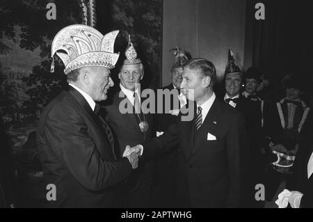 Installation Premier Van Agt als Ehrenmitglied der Stiftung van Reunie Dutch Carnival Sprinsen auf der Catshuis Datum: 18. Februar 1982 Schlüsselwörter: Installationen, Premiers Persönlicher Name: Reunie Dutch Carnival Prinsen Stockfoto