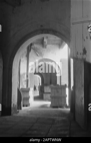 Lebensmittel-Goodsangs [Lagerhallen] des Quartiermeisters General Interior of the Warehouses Datum: März 1947 Standort: Batavia, Indonesien, Jakarta, Niederländisch-Ostindien Stockfoto