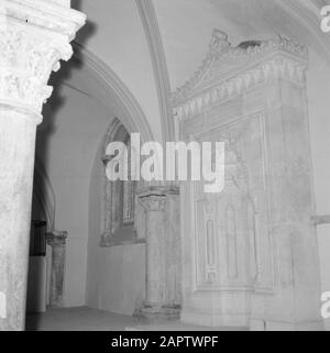 Israel 1964-1965: Jerusalem (Jerusalem), Kirchen und Kloster Innere des Abendmahlssaals Anmerkung: Der Speisesaal (lateinischer Name Coenaculum) befindet sich normalerweise im zweiten Stock. Manchmal ändern Übersetzer Coenaculum als cenacle. Dies scheint der Ort zu sein, an dem Jesus und seine Jünger das Letzte Abendmahl vor der Festnahme Jesu benutzten, um es zu versuchen. Sowohl Das Abendmahlzimmer als auch das Grab Davids befinden sich im selben Gebäude Datum: 1964 Ort: Israel, Jerusalem, Berg Zion Schlüsselwörter: Esszimmer, Innenräume, Kapellen Stockfoto