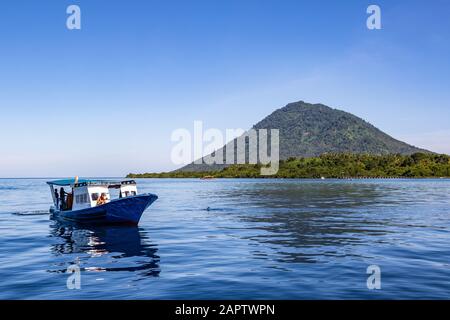 Tauchboot mit Manado Tua im Hintergrund, Bunaken National Marine Park; Nord Sulawesi, Indonesien Stockfoto