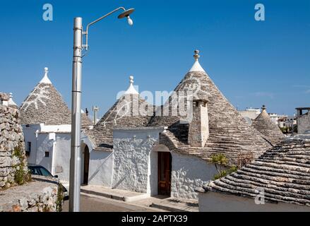 Alberobello Trulli Beherbergt Häuser mit Hex-Schildern Stockfoto