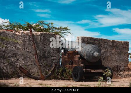 Fort Beekenburg in Curacao. Alte alte alte alte Kanonen und ein Anker, der im Fort wegwüst. Stockfoto