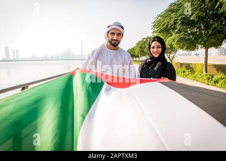 Schöne Paare aus dem mittleren Osten, die im Freien in Dubai datieren - Ehepaar treffen sich im Freien und haben Spaß Stockfoto