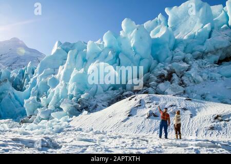 Wanderer am Rande des gefrorenen Portage Lake und Blick auf das Portage Glacier Eis, Süd-Zentral Alaska und südlich von Anchorage Stockfoto