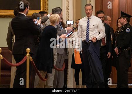 Washington DC, USA. Januar 2020. US-Senator John Thune (R-SD) spricht am 4. Tag des Amtsenthebungsversuche von Präsident Trump im Senat in Washington, DC am Freitag, 24. Januar 2020, vor der Presse. Trump steht vor zwei Artikeln der Amtsenthebung: Machtmissbrauch und Behinderung des Kongresses. Credit: UPI/Alamy Live News Stockfoto