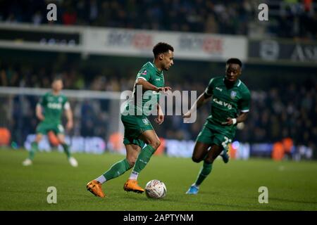 Jacob Murphy von Sheffield Wednesday (l) und Moses Odubajo von Sheffield Wednesday im Rahmen Des Emirates FA Cup, 4. Runde Match, Queens Park Rangers gegen Sheffield Wednesday im Kiyan Prince Foundation Stadium, Loftus Road in London am Freitag, 24. Januar 2020. Dieses Bild darf nur für redaktionelle Zwecke verwendet werden. Nur redaktionelle Nutzung, Lizenz für kommerzielle Nutzung erforderlich. Keine Verwendung bei Wetten, Spielen oder einer einzelnen Club-/Liga-/Spielerpublikationen. PIC von Tom Smeeth/Andrew Orchard Sportfotografie/Alamy Live News Stockfoto