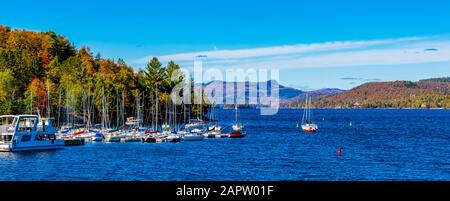 Boote, die in einem Hafen in der Stadt Mont-Tremblant an der Küste eines Sees anlegen, Laurentian Mountains; Mount-Tremblant, Quebec, Kanada Stockfoto