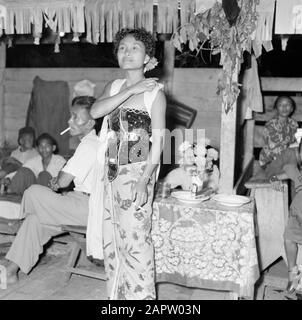 Niederländische Antillen und Suriname zum Zeitpunkt des königlichen Besuchs von Königin Juliana und Prinz Bernhard im Jahr 1955 Javanische Tänzerin auf einer javanischen Party in Paramaribo Datum: 1. Oktober 1955 Ort: Paramaribo, Suriname Schlüsselwörter: Tänzerinnen, Partys, Frauen Stockfoto