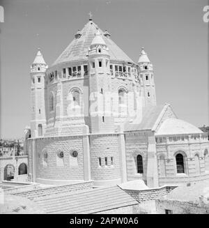 Israel 1964-1965: Jerusalem (Jerusalem), Kirchen und Klöster Jerusalem. Abteikirche Dormition. Die Kirche dient als Militäraussichtsraum. Im Zusammenhang damit sind die Öffnungen der Zwerggalerie unter dem Dachfuß teilweise mit Sandsäcken geschlossen Datum: 1964 Standort: Israel, Jerusalem, Berg Zion Stichwörter: Kirchenbauten, Kuppeln, Militäroperationen, Neo-rumänisch, Türme Stockfoto