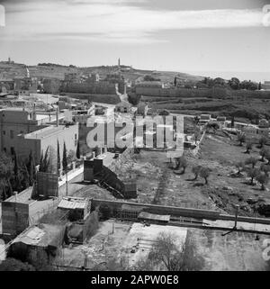 Israel 1948-1949 Jerusalem. Blick auf die Zitadelle mit dem Jaffa-Hafen und dem Davidsturm mit der Vorderseite links die französische Botschaft Datum: 1948 Ort: Frankreich, Israel, Jaffa, Jerusalem Schlüsselwörter: Architektur, Gebäude, Hügel, Landschaften, Zäune, Stadtmauern, Stadttore, Türme, Täler, Befestigungen, Straßen, Zyklon persönlicher Name: David (König) Stockfoto