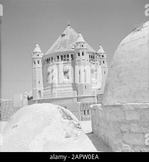 Israel 1964-1965: Jerusalem (Jerusalem), Kirchen und Klöster Jerusalem. Dormitio-Kirche. Die Kirche dient als Militäraussichtsraum. Im Zusammenhang damit sind die Öffnungen der Zwerggalerie unter dem Dachfuß teilweise mit Sandsäcken geschlossen Datum: 1964 Standort: Israel, Jerusalem, Berg Zion Stichwörter: Kirchenbauten, Kuppeln, Militäroperationen, Neo-rumänisch, Türme Stockfoto