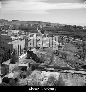 Israel 1948-1949 Jerusalem. Blick auf die Zitadelle mit dem Jaffa-Hafen und dem Davidsturm mit der Vorderseite links die französische Botschaft Datum: 1948 Ort: Frankreich, Israel, Jaffa, Jerusalem Schlüsselwörter: Architektur, Gebäude, Hügel, Landschaften, Zäune, Stadtmauern, Stadttore, Türme, Täler, Befestigungen, Straßen, Zyklon persönlicher Name: David (König) Stockfoto