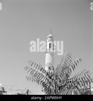 Israel 1964-1965: Jerusalem (Jerusalem), Kirchen und Klöster Jerusalem. Minarett mit dem Symbol der Halbmond-Anmerkung ausgezeichnet: Der Halbmond ist das Symbol des Islams. Die Halbmond erinnert an den mesopotamischen mondgott Sin, der auch Abraham für seine Berufung anbetet. Das Mondlicht wurde in der Wüste benötigt, um sich nicht zu verlieren. In Ägypten wurde die Sonne als Gottheit verehrt, in Mesopotamie der Mond Datum: 1964 Ort: Israel, Jerusalem Schlüsselwörter: Islam, Kirchtürme, Minarette, Moscheen, Panoramas, Symbole Stockfoto