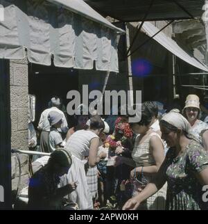 Jerusalem. Frauen kaufen Blumen auf dem Markt Datum: Undatierter Ort: Israel, Jerusalem Schlüsselwörter: Blumen, Märkte, Straßenbilder, Straßenhandel Stockfoto