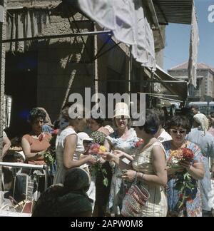 Jerusalem. Frauen kaufen auf dem Markt Schnittblumen Datum: Undatierter Ort: Israel, Jerusalem Schlüsselwörter: Blumen, Handel, Märkte, Öffentlichkeit, Straßenbilder, Frauen, Geschäfte Stockfoto