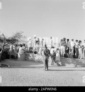 Israel 1964-1965: Jerusalem (Jerusalem), Altstadt Jerusalem. An einer kleinen Mauer stehend blicken Besucher über die Altstadt. Links die Stadtmauern und die Kuppel der Al-Aqsamoskee-Anmerkung: Hat die Rückseite der Wand und den Rücken der Menschen dargestellt. Die Sonne wirft lange Schatten Datum: 1964 Ort: Israel, Jerusalem Schlagwörter: Besucher, Wände, Panoramas, Schatten Stockfoto