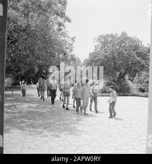 Jugendzentrum Ramat Hadassah. Jugendliche mit Begleitung auf dem Gelände der Einrichtung Datum: 1. Januar 1964 Ort: Israel Schlagwörter: Bäume, Kinderschutz, Bildung, Pädagogik Stockfoto