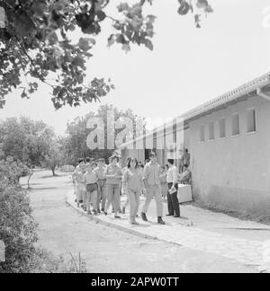 Jugendzentrum Ramat Hadassah. Jugend mit Begleitung in einem Tierheim auf dem Gelände der Einrichtung Datum: 1. Januar 1964 Ort: Israel Schlagwörter: Architektur, Kinderschutz, Bildung, Pädagogik, Wohnen Stockfoto