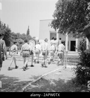 Jugendzentrum Ramat Hadassah. Jugend mit Begleitung auf dem Gelände der Einrichtung am 1. Januar 1964 Standort: Israel Schlagwörter: Architektur, Gebäude, Kinderschutz, Erziehung, Pädagogik, Treppe Stockfoto