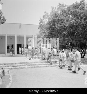 Jugendzentrum Ramat Hadassah. Jugend mit Begleitung auf dem Gelände der Einrichtung am 1. Januar 1964 Standort: Israel Schlagwörter: Architektur, Gebäude, Kinderschutz, Erziehung, Pädagogik, Treppe Stockfoto