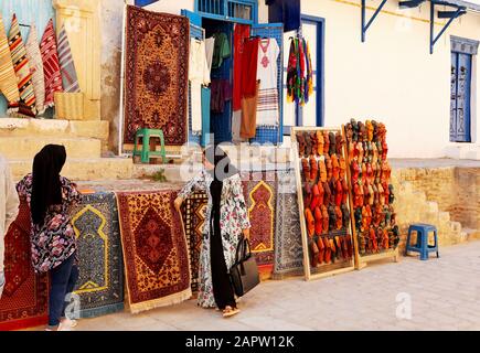 Teppiche und Teppiche zum Verkauf auf der Straße in Kairouan Stockfoto