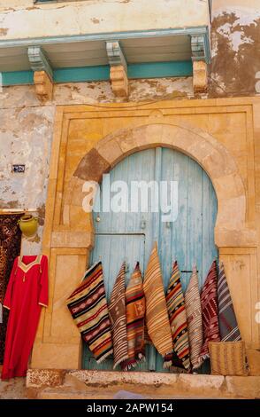 Teppiche zum Verkauf auf der Straße in Kairouan Stockfoto