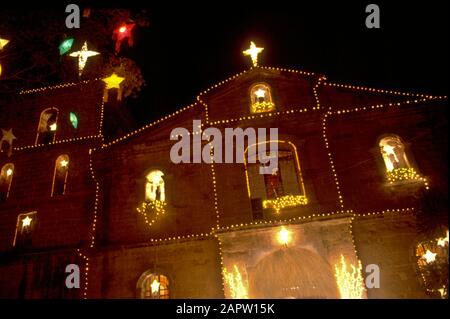 Die Bambusorgelkirche ist mit Weihnachtslaternen für die neuntägigen Morgenröte dekoriert, die am 24. Dezember endet. Stockfoto