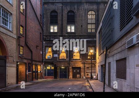 Typische Londoner Backstreet im Stadtteil Soho von London mit Straßenbeleuchtung bei Nacht, London Soho, England, Großbritannien Stockfoto