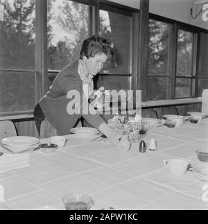 Israel 1964-1965: Gal'ed, seit Abend Junge Frau stellt Tischdekorationen in den Gemeinschaftsraum für die Feier von Seideravond (Sederdiner) Anmerkung: Gal'ed (auch Yitzhak genannt) ist ein Kibbutz im Norden Israels, der sich in der Ebene von Manasseh befindet. Im Jahr 2006 hatte sie 405 Einwohner. Seder Evening (auch Seideravond genannt) ist ein Abend zu Beginn des Passahfestes, an dem Juden aus der Haggada lesen (Broschüre über die Geschichte der jüdischen Sklaverei in Ägypten und den Auszug aus Ägypten), 4 Gläser Wein (oder Traubensaft) und ein festliches Sedermahl trinken. Seder bedeutet buchstäblich Ode Stockfoto