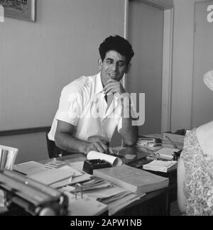 Israel 1964-1965: Tel Aviv, junger Mann im Büro hinter einem Schreibtisch, vermutlich Eliaher Levi Histar Datum: 1964 Ort: Israel, Tel Aviv Schlüsselwörter: Büros, Porträts, Workshops persönlicher Name: Histar, Eliaher Levi Stockfoto