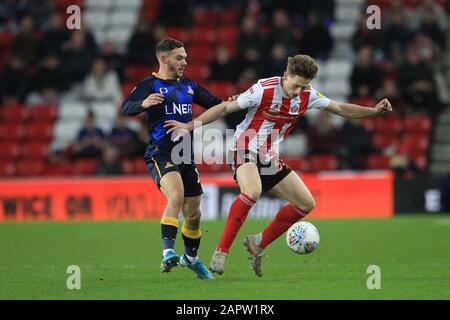 Sunderland, Großbritannien. Januar 2020. Sunderland, ENGLAND - 24. JANUAR Denver Hume von Sunderland in Aktion mit Jon Taylor von Doncaster Rovers während des Spiels der Sky Bet League 1 zwischen Sunderland und Doncaster Rovers im Stadium Of Light, Sunderland am Freitag, 24. Januar 2020. (Credit: Mark Fletcher/MI News) Foto darf nur für redaktionelle Zwecke in Zeitungen und/oder Zeitschriften verwendet werden, Lizenz für kommerzielle Nutzung erforderlich Credit: MI News & Sport /Alamy Live News Stockfoto