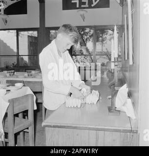 Israel 1964-1965: Gal'ed, seit Evening Boy Servietten in Vorbereitung auf die Feier von Seideravond (Sedermeal) Anmerkung: Gal'ed (auch Yitzhak genannt) ist ein Kibbutz im Norden Israels, der sich in der Ebene von Manasseh befindet. Im Jahr 2006 hatte sie 405 Einwohner. Seder Evening (auch Seideravond genannt) ist ein Abend zu Beginn des Passahfestes, an dem Juden aus der Haggada lesen (Broschüre über die Geschichte der jüdischen Sklaverei in Ägypten und den Auszug aus Ägypten), 4 Gläser Wein (oder Traubensaft) und ein festliches Sedermahl trinken. Seder bedeutet wörtlich Ordnung oder Ordnung, weil der Stockfoto