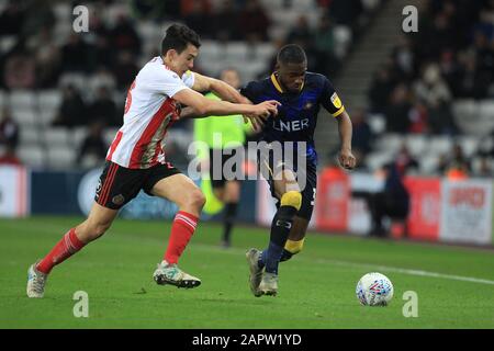 Sunderland, Großbritannien. Januar 2020. Sunderland, ENGLAND - 24. JANUAR LUKE O'Nien of Sunderland kämpft mit Cameron John von Doncaster Rovers während des Spiels der Sky Bet League 1 zwischen Sunderland und Doncaster Rovers im Stadium Of Light, Sunderland am Freitag, 24. Januar 2020. (Credit: Mark Fletcher/MI News) Foto darf nur für redaktionelle Zwecke in Zeitungen und/oder Zeitschriften verwendet werden, Lizenz für kommerzielle Nutzung erforderlich Credit: MI News & Sport /Alamy Live News Stockfoto