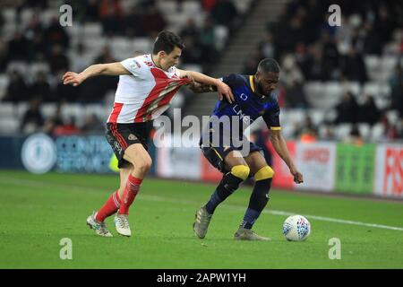 Sunderland, Großbritannien. Januar 2020. Sunderland, ENGLAND - 24. JANUAR LUKE O'Nien of Sunderland kämpft mit Cameron John von Doncaster Rovers während des Spiels der Sky Bet League 1 zwischen Sunderland und Doncaster Rovers im Stadium Of Light, Sunderland am Freitag, 24. Januar 2020. (Credit: Mark Fletcher/MI News) Foto darf nur für redaktionelle Zwecke in Zeitungen und/oder Zeitschriften verwendet werden, Lizenz für kommerzielle Nutzung erforderlich Credit: MI News & Sport /Alamy Live News Stockfoto