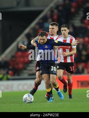 Sunderland, Großbritannien. Januar 2020. Sunderland, ENGLAND - 24. JANUAR JON Taylor von Doncaster Rovers im Einsatz mit Max Power of Sunderland während des Sky Bet League 1 Spiels zwischen Sunderland und Doncaster Rovers im Stadium Of Light, Sunderland am Freitag, 24. Januar 2020. (Credit: Mark Fletcher/MI News) Foto darf nur für redaktionelle Zwecke in Zeitungen und/oder Zeitschriften verwendet werden, Lizenz für kommerzielle Nutzung erforderlich Credit: MI News & Sport /Alamy Live News Stockfoto