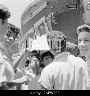 Israel 1964-1965: Tel Aviv, Karl Adolf Eichmann jüdische junge Männer mit Keppeln stehen vor einem Kiosk und halten eine Zeitung mit einem Artikel über Karl Adolf Eichmann vor der Sonnenlicht-Anmerkung: Karl Adolf Eichmann (1906-1962) war ein deutscher SS-Funktionär im Dritten Reich und einer der Hauptverantwortlichen für den Massenmord an den Juden Datum: 1964 Standort: Israel, Tel Aviv Schlüsselwörter: Plakate, Jungen, jüdische Religion, Kioske, Zeitungen, Männer, Straßenstatuen Personenname: Eichmann, Adolf Stockfoto