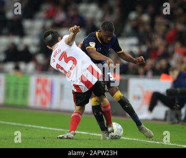 Sunderland, Großbritannien. Januar 2020. Sunderland, ENGLAND - 24. JANUAR LUKE O'Nien of Sunderland kämpft mit Cameron John von Doncaster Rovers während des Spiels der Sky Bet League 1 zwischen Sunderland und Doncaster Rovers im Stadium Of Light, Sunderland am Freitag, 24. Januar 2020. (Credit: Mark Fletcher/MI News) Foto darf nur für redaktionelle Zwecke in Zeitungen und/oder Zeitschriften verwendet werden, Lizenz für kommerzielle Nutzung erforderlich Credit: MI News & Sport /Alamy Live News Stockfoto