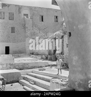 Israel 1948-1949: Haifa, Höhle des Propheten Elijah Kleiner Junge in der Nähe der Gebäude in der Nähe der Höhle des Propheten Elijah Anmerkung: Im Islam wird Elijah als Al Hadar Datum bezeichnet: 1948 Ort: Haifa, Israel Schlüsselwörter: Gebäude, Jungen, Treppe Stockfoto