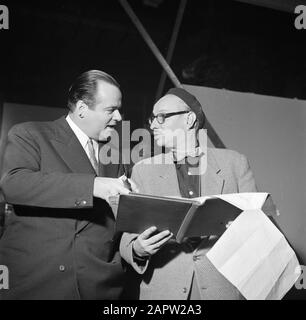 Filmregisseur Gerard Rutten im Filmstudio Joop Geesink (l) und Gerard Rutten (r) diskutieren ein Filmskript Datum: 10. Dezember 1953 Schlagwörter: Filmemacher, Drehbücher, Regisseure persönlicher Name: Geesink, Joop, Rutten, Gerard Stockfoto