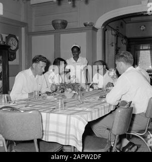 Niederländische Antillen und Suriname zum Zeitpunkt des königlichen Besuchs von Königin Juliana und Prinz Bernhard im Jahr 1955 Jornalisten beim Frühstück bei Frau Lashley Datum: 1. Oktober 1955 Ort: Suriname Schlüsselwörter: Essen, Journalisten Stockfoto