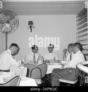 Niederländische Antillen und Suriname zum Zeitpunkt des königlichen Besuches von Königin Juliana und Prinz Bernhard im Jahre 1955 Journalisten (?) zur Essenszeit im Restaurant San Marco in Willemstad Datum: Oktober 1955 Ort: Curaçao, niederländische Antillen, Willemstad Schlüsselwörter: Journalisten, Mahlzeiten Institutioneller Name: KLM Stockfoto