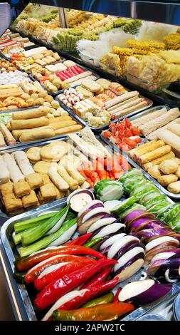 Schöne Layout-Snacks auf dem asiatischen Markt für Straßennahrung. Stockfoto