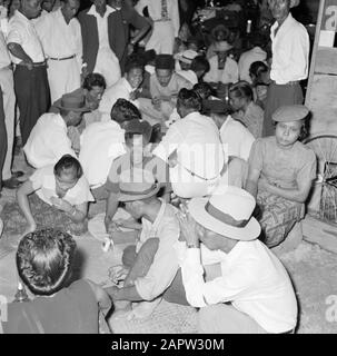 Niederländische Antillen und Suriname zum Zeitpunkt des königlichen Besuchs von Königin Juliana und Prinz Bernhard im Jahre 1955 Kartenspiel auf einer javanischen Party in Paramaribo Datum: 1. Oktober 1955 Ort: Paramaribo, Suriname Schlüsselwörter: Javanes, Partys, Gesellschaftsspiele, indigene Menschen Stockfoto