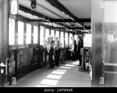 Seefahrt mit Frau Johan van Oldenbarnevelt nach Norwegen Kapitän Julsing mit dem Schuppen und zwei Besatzungsmitgliedern auf der Brücke. In der Mitte des Schiffs egraph Datum: 1933 Ort: Norwegen Schlagwörter: Brücken, Kreuzfahrten, Kreuzfahrtschiffe, Kapitäne, Passagierschiffe, Tourismus, Uniformen, Ferngläser, Matrosen Personenname: Julsing, Stockfoto