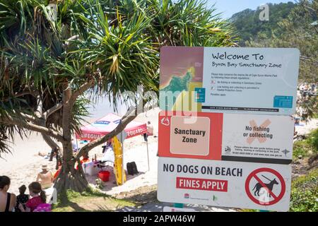 Byron Bay Wategos Beach im Sommer, New South Wales, Australien, Strand Schilder Informationen und willkommen Stockfoto